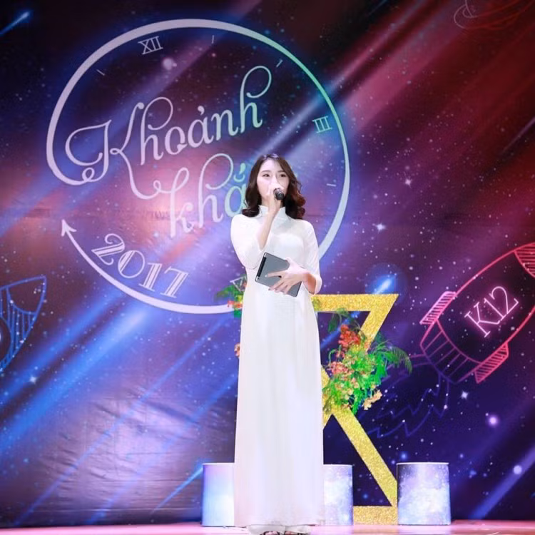 Khánh Linh vốn được bạn bè biết tới là một nữ sinh đa tài, có khả năng ca hát, nhảy, dẫn chương trình…