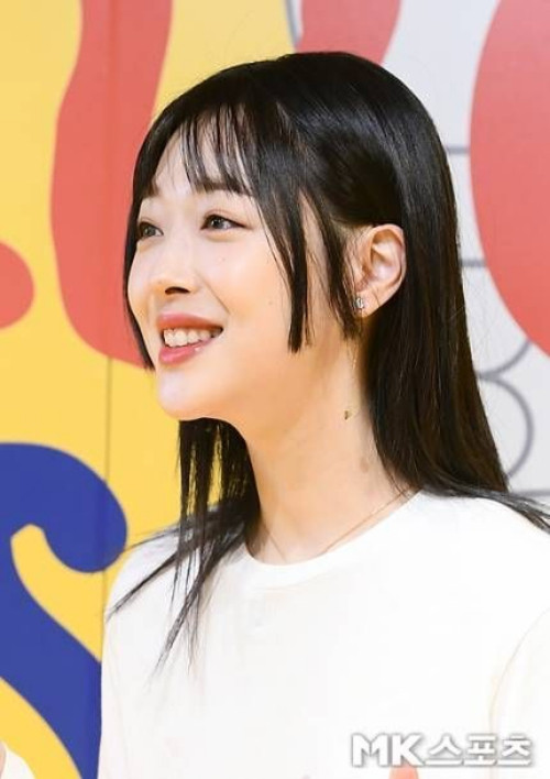 Vẫn biết rằng Sulli sở hữu nhan sắc nữ thần, tóc có tệ đến mấy cũng chỉ có thể dìm hàng nhan sắc cô nàng được đôi phần, nhưng ai cũng công nhận kiểu đầu này không hợp với Sulli một chút nào.