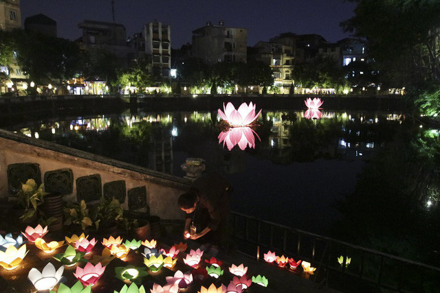 Thả đèn hoa đăng trên mặt nước Hồ Văn.