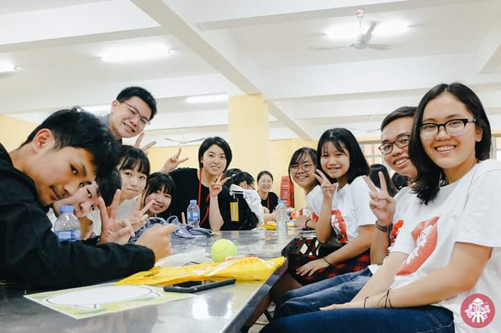 Vừa học vừa "tám chuyện" rất xôm.