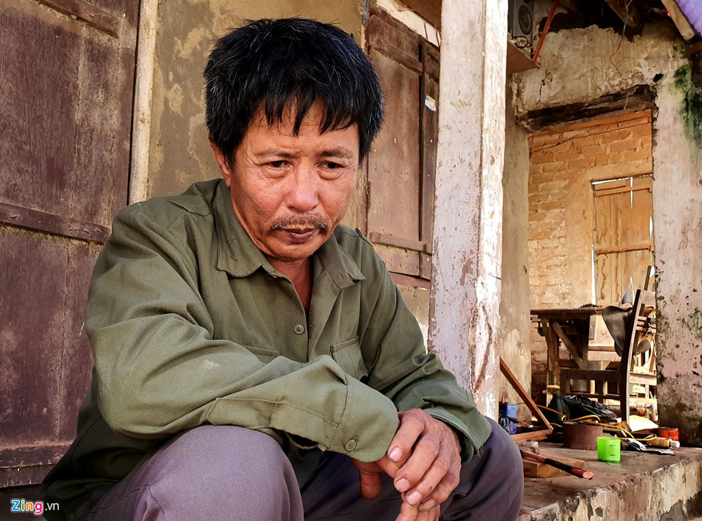 Ông Lê Minh Tuân thông báo con trai ông là Lê Văn Hà mất tích trên đường sang Anh. Ảnh: Hoàng Lam.