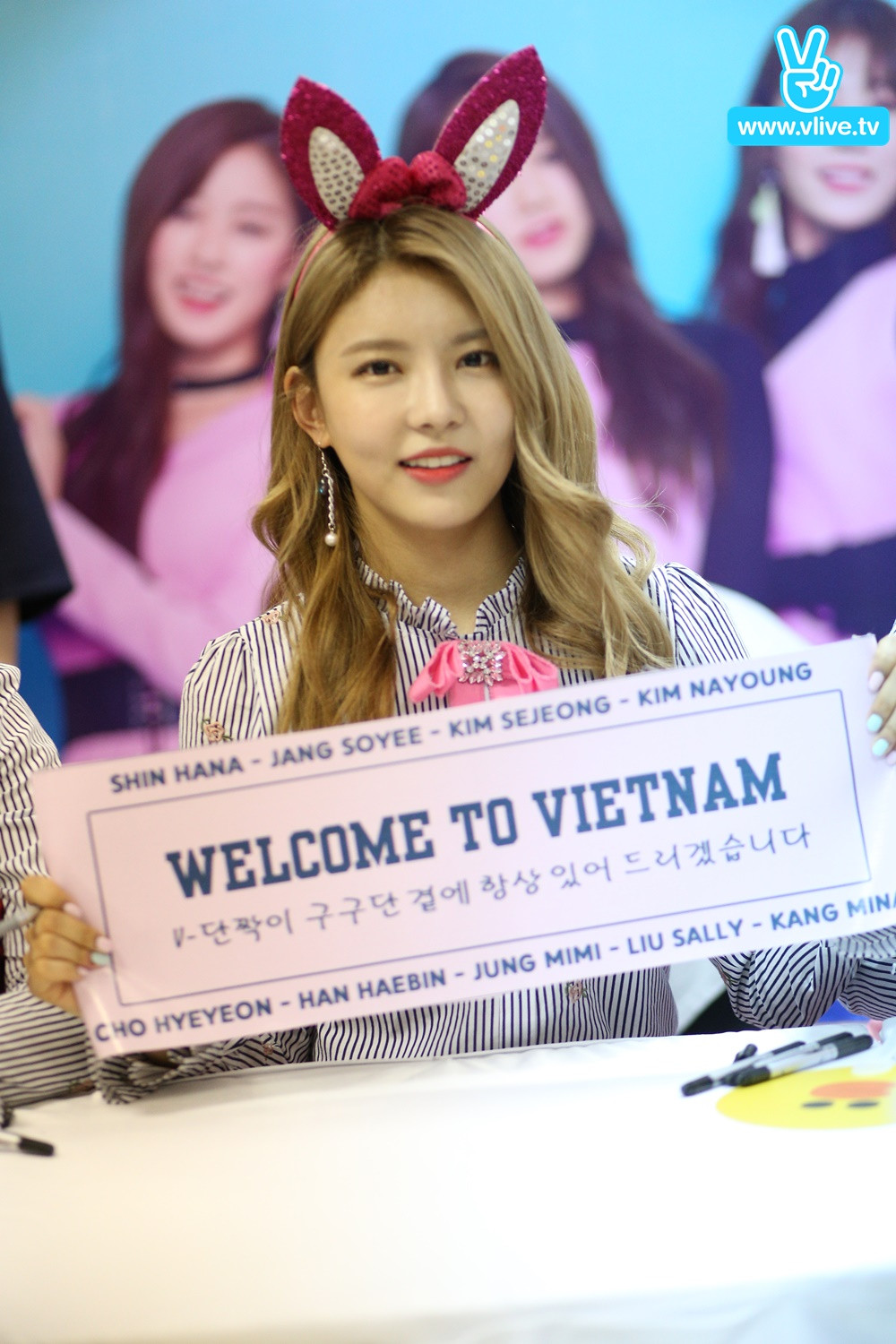 Gugudan quá đáng yêu, thân thiện và hát "Nơi này có anh" ngọt lừ ở Việt Nam ảnh 5