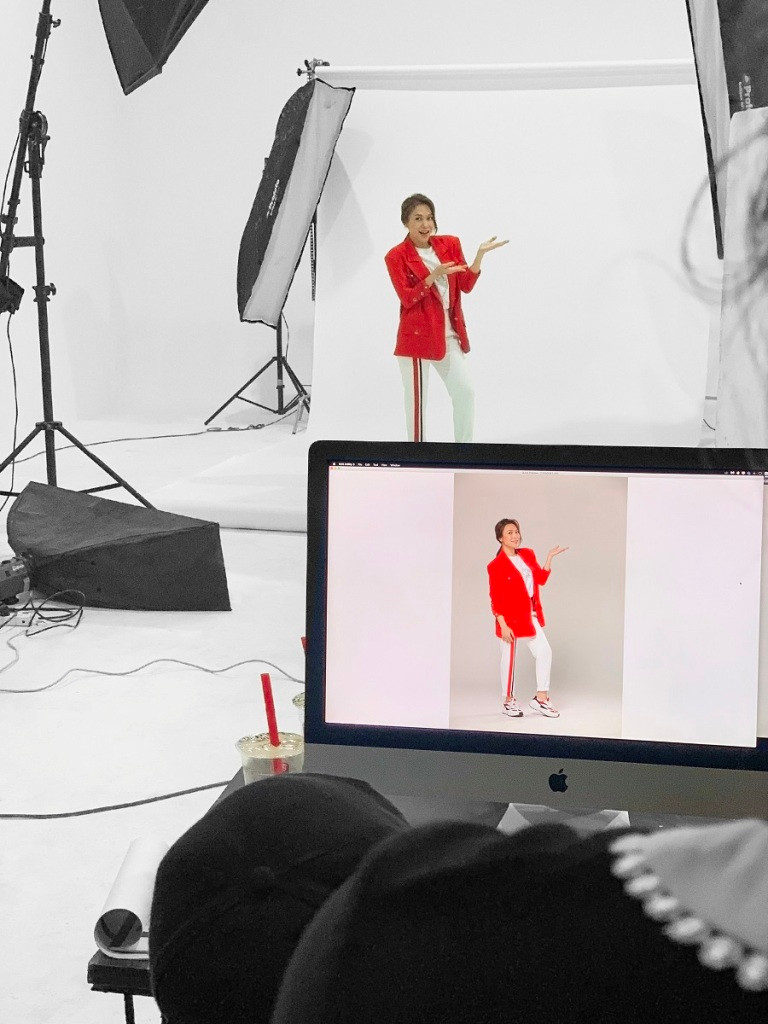 Ngoài ra, nhiều khán giả còn phát hiện bóng dáng ly trà sữa trong một số khung hình bị rò rỉ. Nhiều ý kiến dí dỏm cho rằng, Mỹ Tâm&nbsp;...“nghiện” trà sữa nên đã tranh thủ thưởng thức trong buổi shooting.