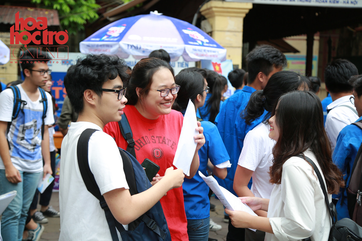 Thí sinh vui mừng bàn luận về kết quả. (Ảnh: Trọng Tài)