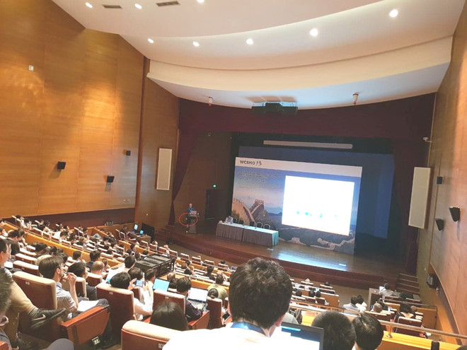 Một phó giáo sư mặc quần đùi phát biểu tại hội nghị. Ảnh: T.V. Một phó giáo sư mặc quần đùi phát biểu tại hội nghị. Ảnh: T.V.