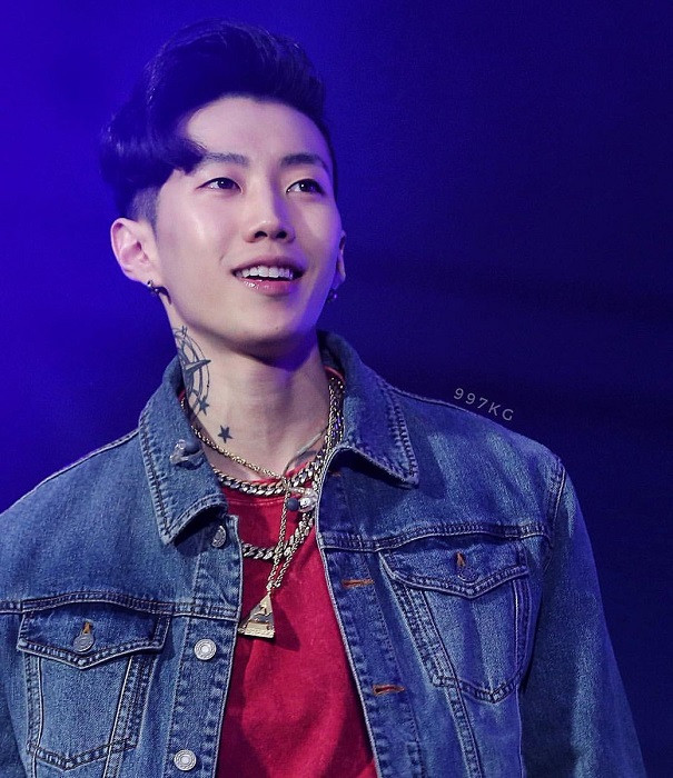 Jay Park năm nay 31 tuổi, thuộc dạng lão làng ở K-Pop rồi. Jay Park debut đã lâu, trải qua vô vàn gian khó cực khổ mới có được vị trí của ngày hôm nay. Nhưng bao nhiêu sóng gió ấy dường như chẳng thể tác động đến khuôn mặt trẻ mãi không già của Jay Park. Anh có tự nhận mình là sinh viên vẫn chẳng bị nghi ngờ.