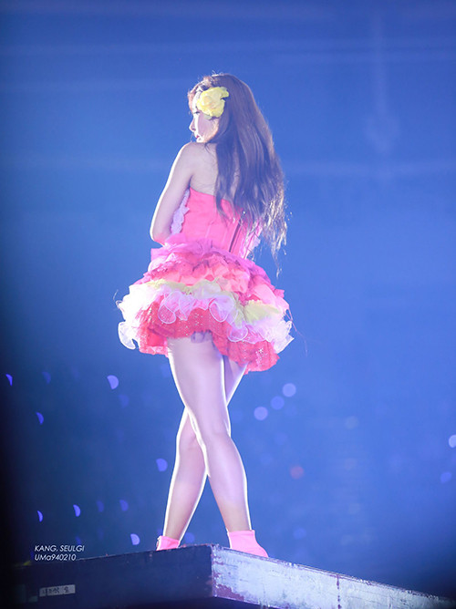 Stylist làm việc không có tâm như vậy, nên bị fan la ó, đề nghị SM Ent sa thải cũng đúng thôi mà. Bởi nếu cứ tiếp tục phải mặc những trang phục vừa quá ngắn, vừa không phù hợp như thế này, các cô gái Red Velvet còn gặp rắc rối dài dài.