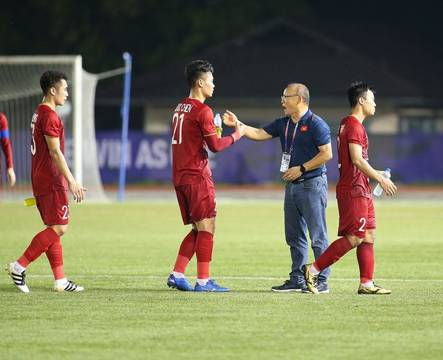 Vị chiến lược gia người Hàn Quốc bắt tay tất cả cầu thủ.