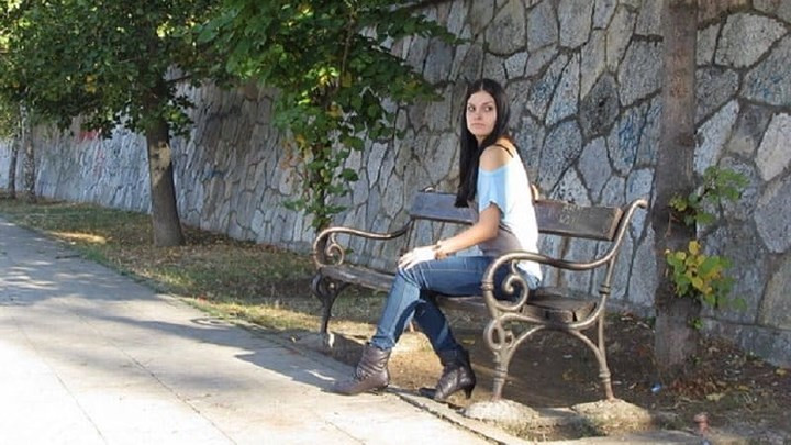 Ngắm mọi người trong công viên. Ngồi trên một chiếc ghế dài, nơi bạn có thể nhìn thấy mọi thứ và ngắm mọi người. Bạn sẽ quên đi những ưu phiền trong chốc lát và thấy cuộc sống nhẹ nhàng hơn.