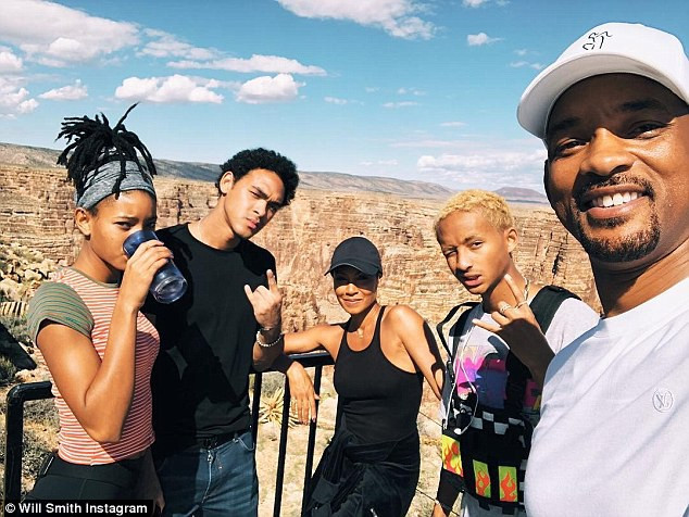 Cùng chứng kiến cú nhảy này của Will Smith là vợ của anh - nữ diễn viên Jada Pinkett Smith (mũ đen) và ba người con (từ trái sang phải) - Willow, Trey và Jaden. Cùng chứng kiến cú nhảy này của Will Smith là vợ của anh - nữ diễn viên Jada Pinkett Smith (mũ đen) và ba người con (từ trái sang phải) - Willow, Trey và Jaden.