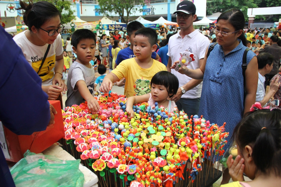 Gian hàng tò he thu hút cả phụ huynh và các bạn học sinh.