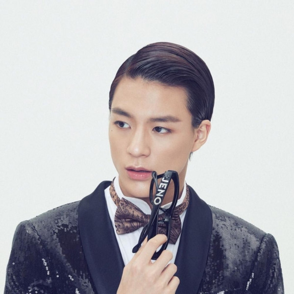 Jeno (NCT) chỉ mới18 tuổi, nhưng nhìn gương mặt thì cứ như một người đàn ông xấp xỉ 30 vậy đó. Fan của NCT chỉ hy vọng mười năm sau, nhìn Jeno vẫn như bây giờ là ổn rồi, chứ già thêm nữa thì khó xử quá. H