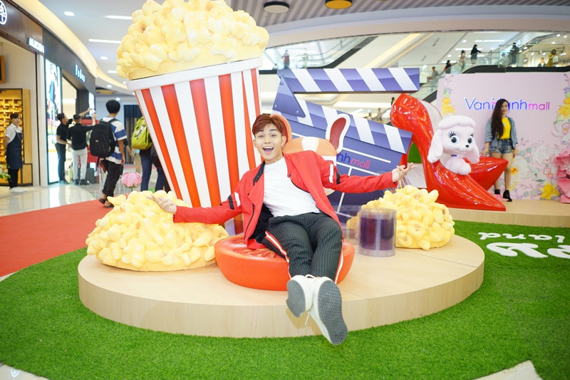 Đông Nhi, Jun Phạm, Karik rủ nhau "check-in" địa điểm thu hút các bạn teen tại trung tâm quận 10 (TP.HCM) ảnh 3