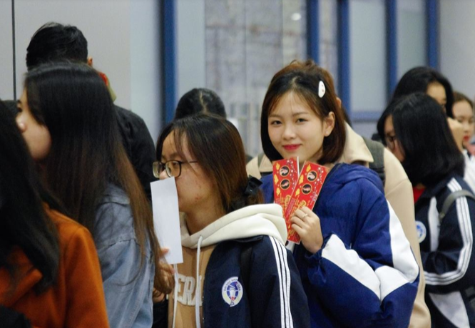 Các bạn sinh viên háo hức trước giờ G.