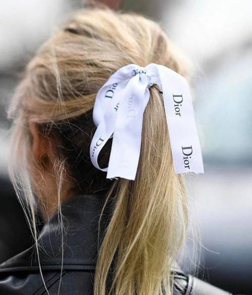 Bên cạnh ruy băng của Chanel thì dây gói của nhiều hãng thời trang cao cấp khác như Dior cũng rất được ưa chuộng.