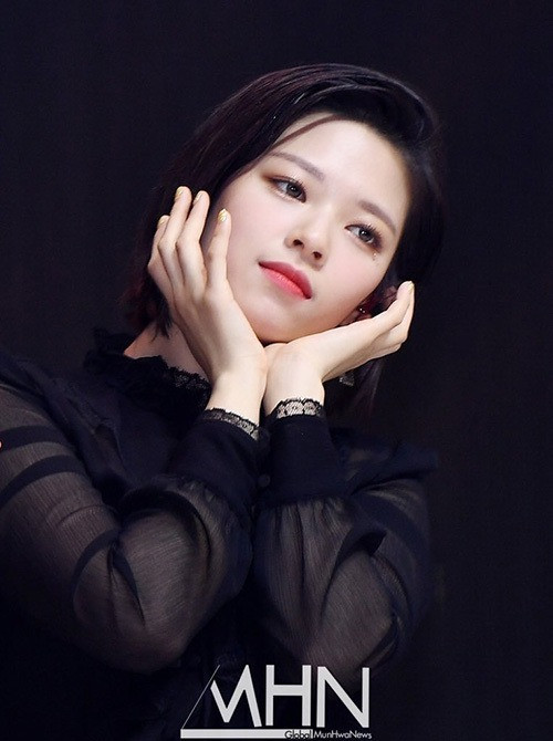 Jeongyeon vẫn cá tính như mọi khi.
