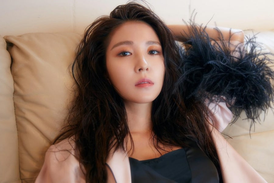 BoA cả thanh xuân cống hiến cho SM nhưng đến tận bây giờ mới được cầm trên tay lightstick của mình. BoA cả thanh xuân cống hiến cho SM nhưng đến tận bây giờ mới được cầm trên tay lightstick của mình.