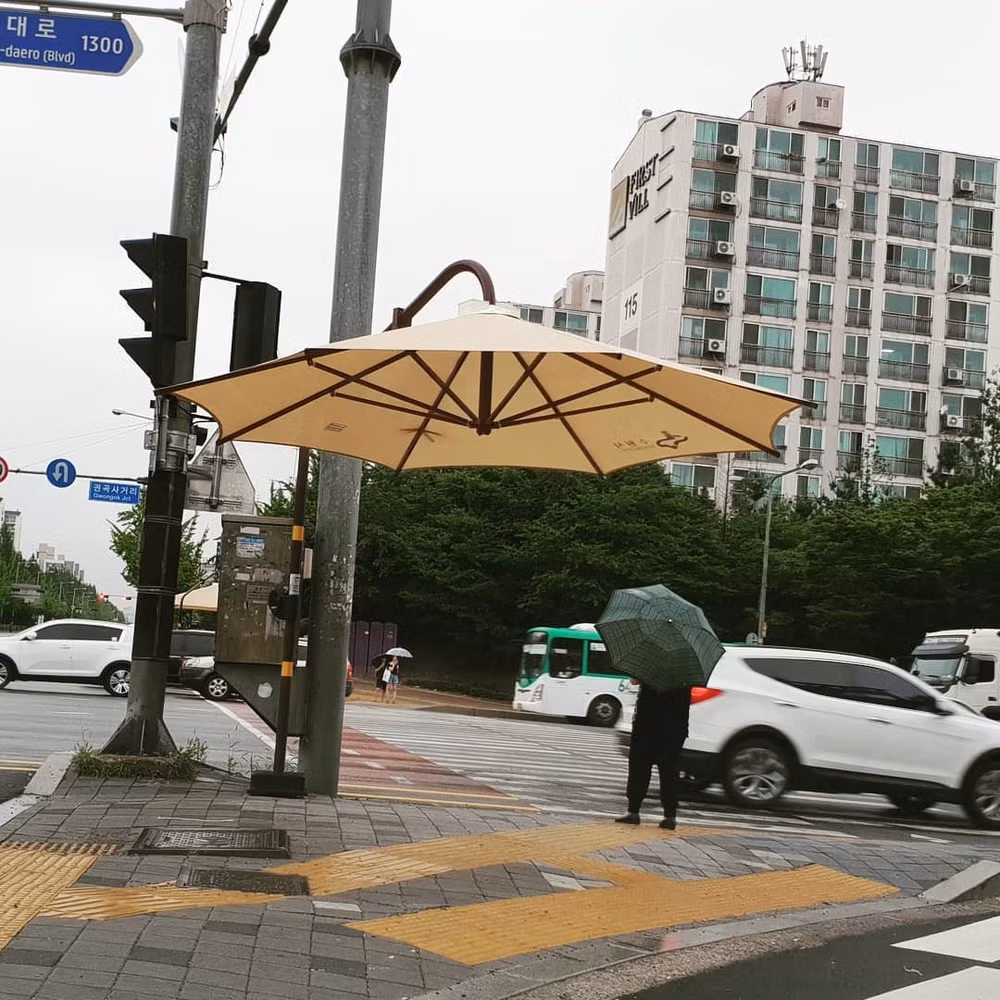 Những đám đông chờ đèn xanh qua đường sẽ chẳng bao giờ ngại thời tiết mưa nắng nhờ chiếc ô khổng lồ này.