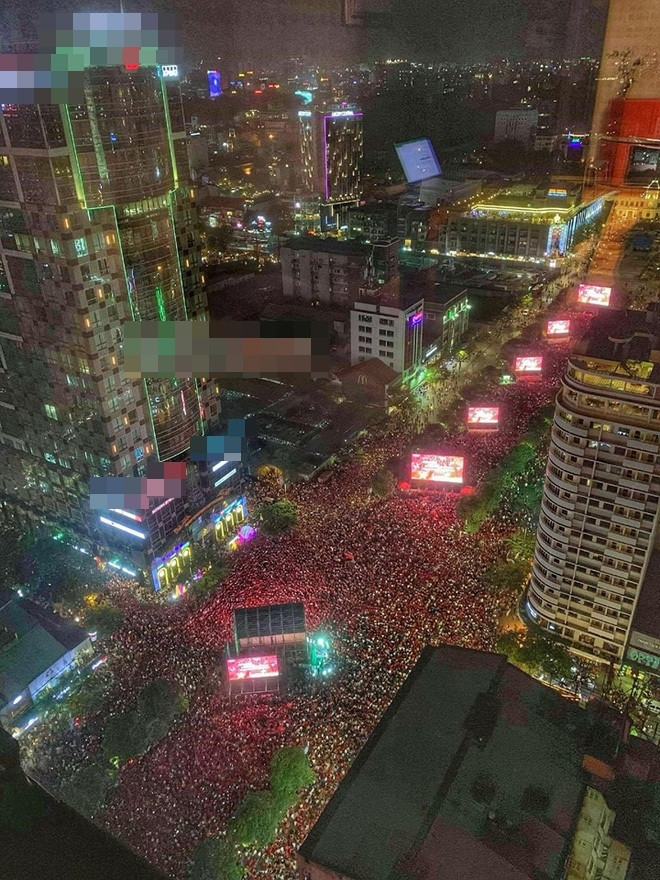 Đúng là chỉ có bóng đá mới tạo nên được khung cảnh như thế này