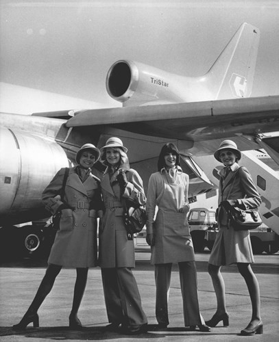 Thời điểm đó, đã có một số hãng giới thiệu trang phục sử dụng quần dài cho các tiếp viên hàng không.