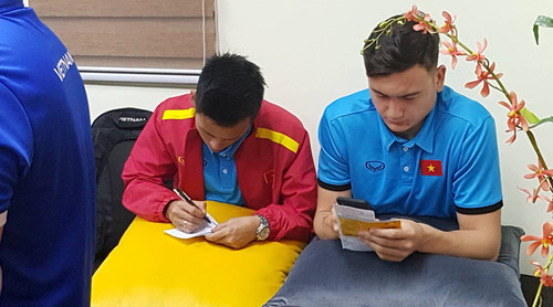 Đội trưởng Văn Quyết và Văn Lâm. Ảnh: QUỐC VIỆT.