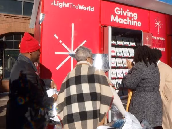 Rất nhiều người xếp hàng chờ sử dụng “chiếc máy trao tặng”.