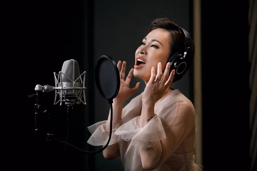  Rơi nước mắt với giọng hát của Uyên Linh trong MV nhạc phim “Hoa Hậu Giang Hồ” ảnh 1