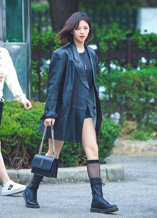 Jeong Yeon (Twice) diện áo khoác da của Instantfunk cùng túi và giày hợp tông, tạo nên tổng thể cool ngầu.