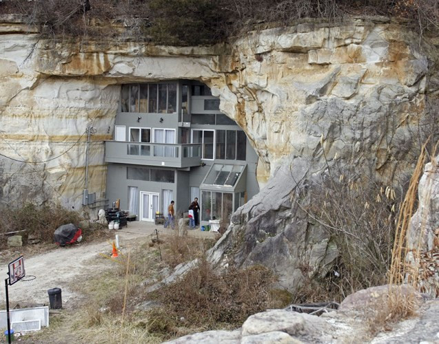 Ngôi nhà ở Festus, Missouri của Mỹ được xây dựng bởi vợ chồng ông bà Sliper. Ngôi nhà rộng 1.400 m2 này được xây dựng trên một tảng sa thạch.