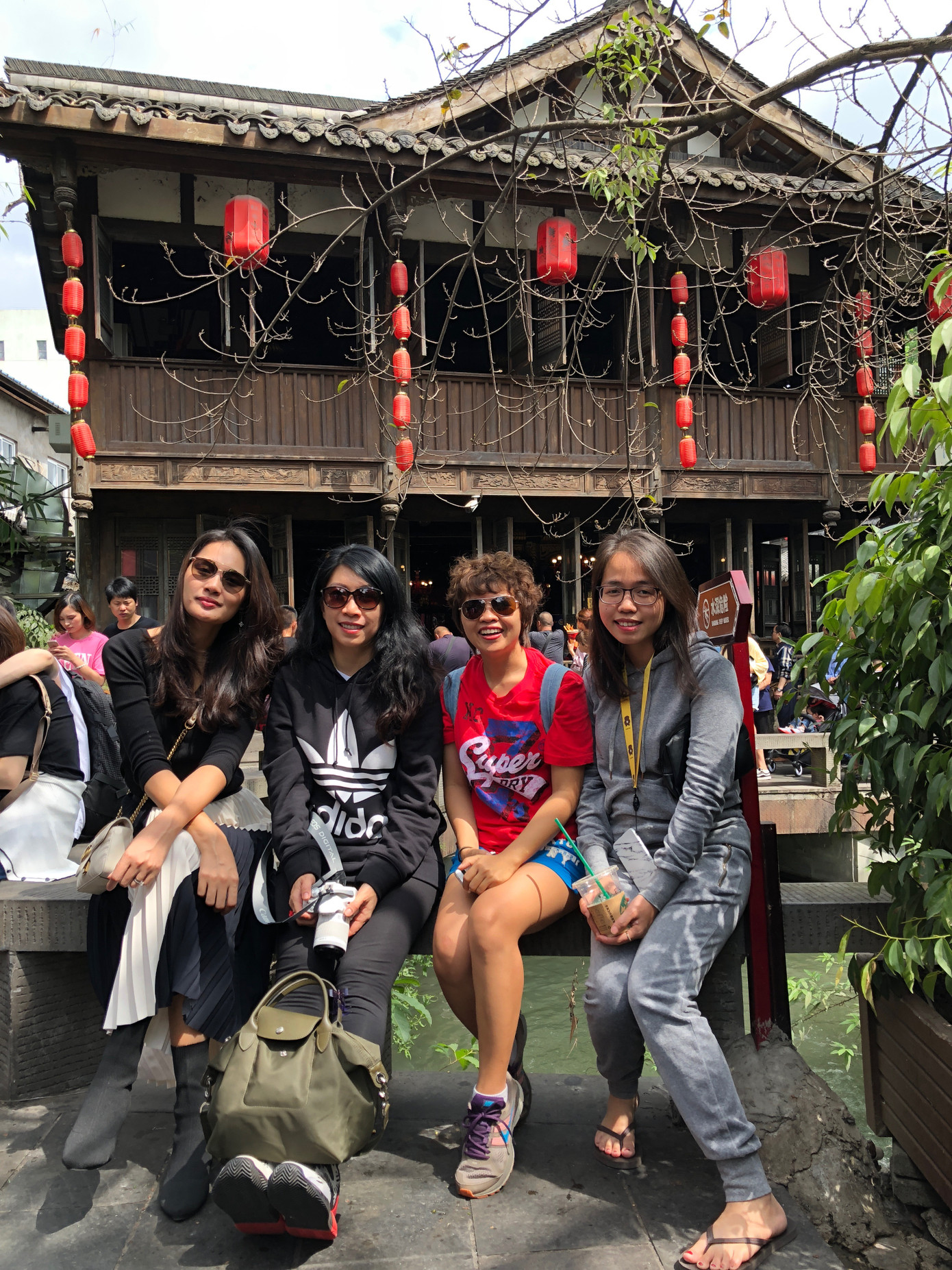 Dừng chân nghỉ ngơi sau khi ăn no căng bụng.