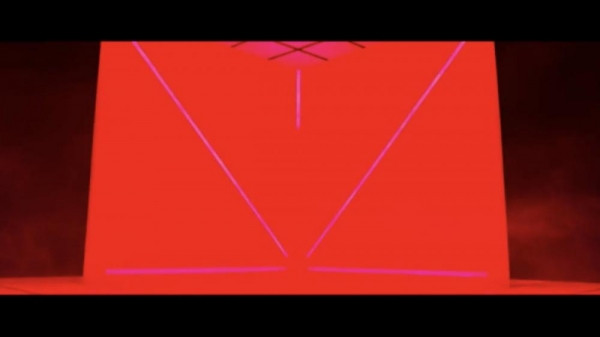 Đến MV mới nhất của EXO là Don’t Mess Up My Tempo, lại có hình dáng viên kim cương xuất hiện thấp thoáng này.