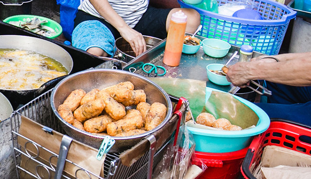 Có hai loại bánh được bán ở đây: bánh rán mặn và bánh rán ngọt. Bánh rán mặn đắt hàng hơn.