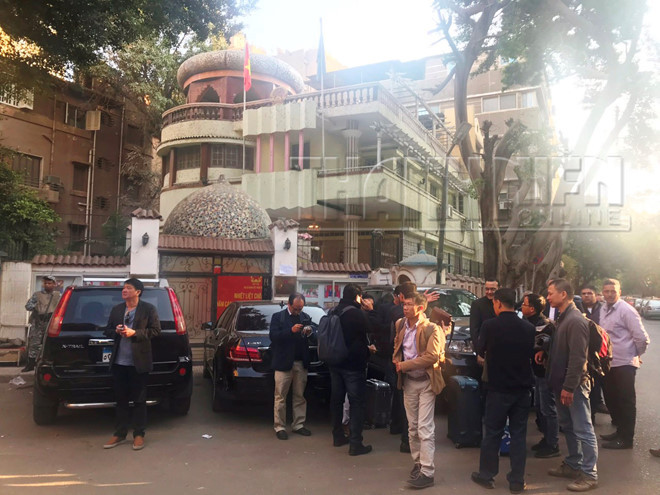 Nhiều người thân của các du khách đã bay sang Ai Cập để chăm sóc cho các nạn nhân vụ xe bị đánh bom. ẢNH: CTV.