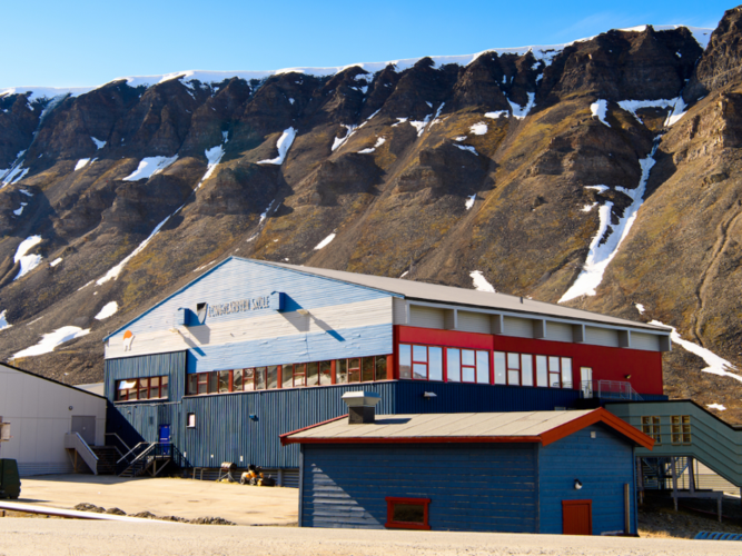 Thị trấn ở nơi tận cùng của thế giới này cũng có một trường học với khoảng 230 học sinh có độ tuổi từ 6 - 18.