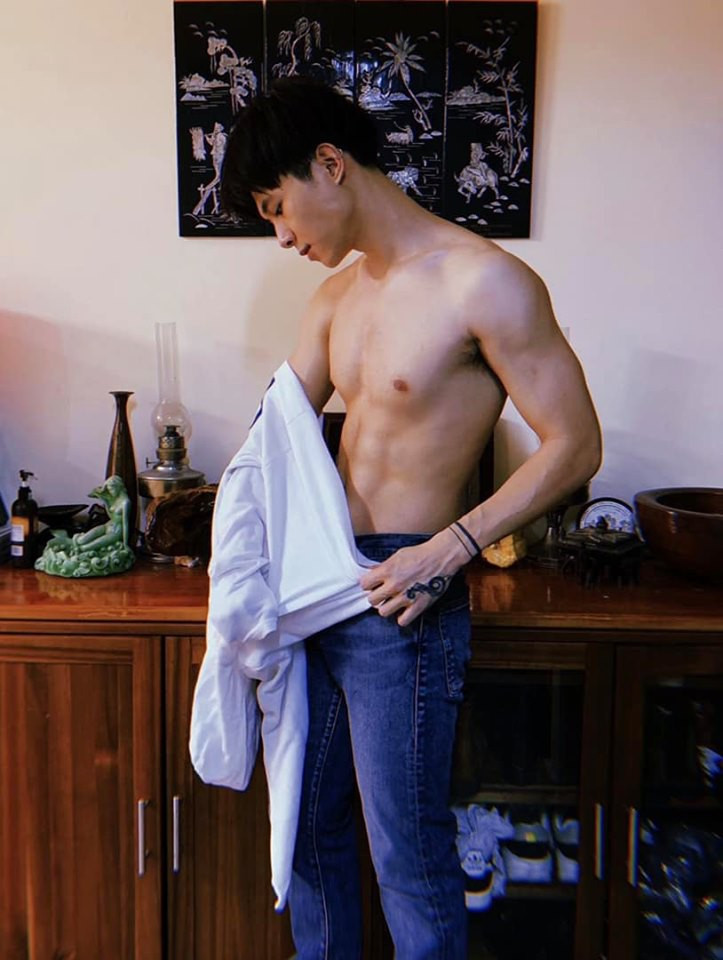 Bức hình khoe thân hình 6 múi mà Anh Tú vừa đăng tải.