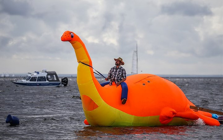 Người đàn ông này thích ý tưởng cao bồi cưỡi… khủng long.