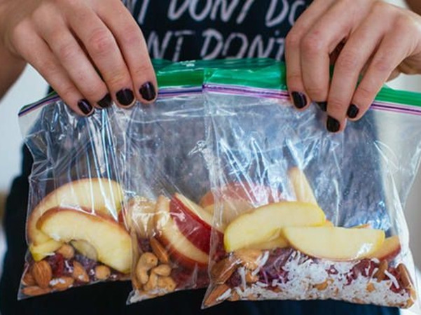 Chuẩn bị sẵn những túi đồ ăn vặt lành mạnh sẽ khiến bạn không nhắm vào bim bim hay kẹo bánh nữa.