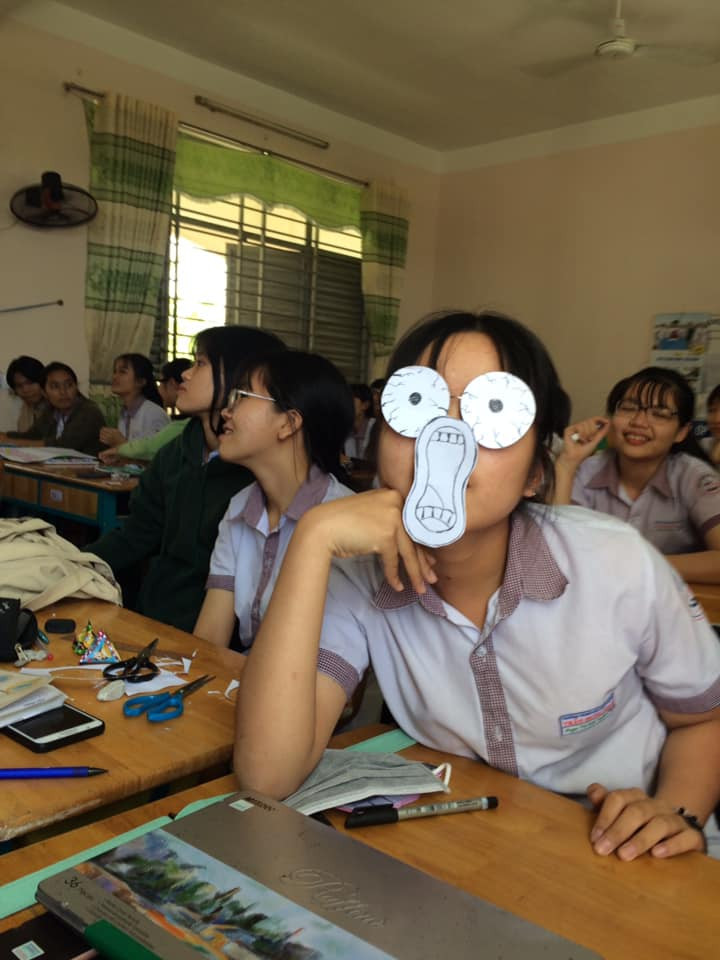 Nhiều bạn đùa rằng đôi mắt "chống ngủ gật" này còn khiến teen dễ "lọt tầm ngắm" hơn đấy!