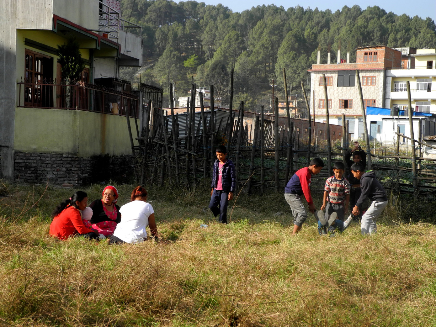 Tụi trẻ vui chơi ngoài bãi cỏ