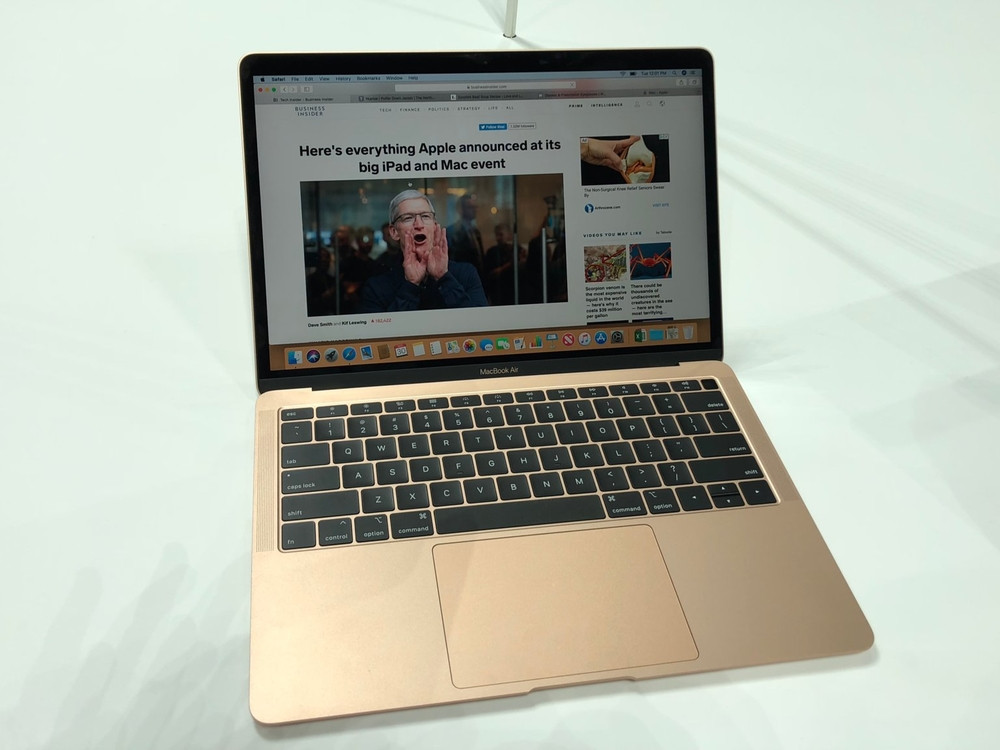 Nhìn chung, bề ngoài của Macbook Air 2018 khá tương đồng so với các phiên bản Macbook Air trước.