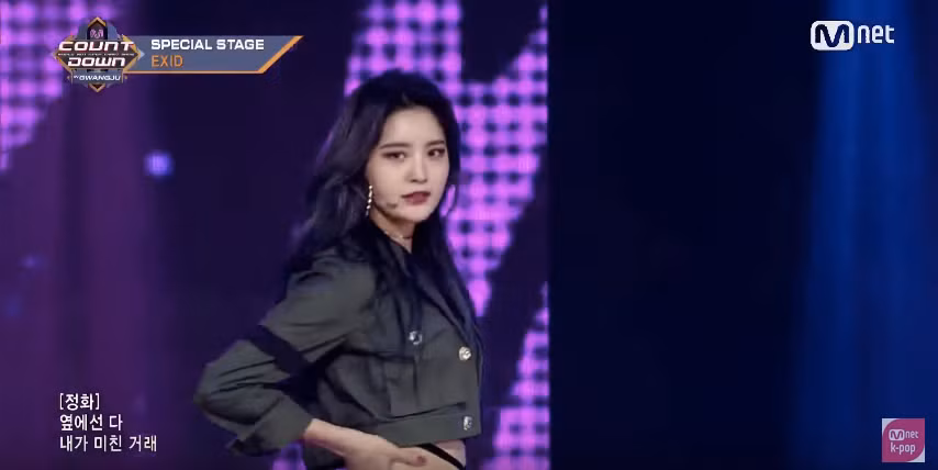 Một chiếc băng đen đã xuất hiện trên cánh tay phải của các thành viên. Đây là hành động cho thấy các cô gái đang bày tỏ sự tưởng nhớ đến Jonghyun (SHINee).