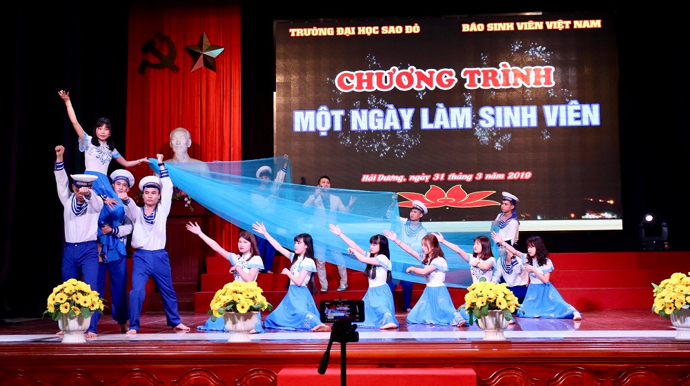 Những tiết mục văn nghệ đóng góp nhằm khai mạc chương trình thêm đặc sắc.