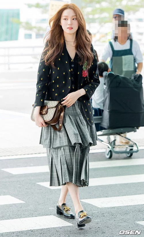 Nữ diễn viên Lee Sung Kyung ngọt ngào ra sân bay với vest họa tiết tươi trẻ, kết hợp chân váy xếp tầng phá cách.