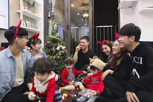 Cậu bé Đậu có vẻ khá là nghịch ngợm khi chụp ảnh.