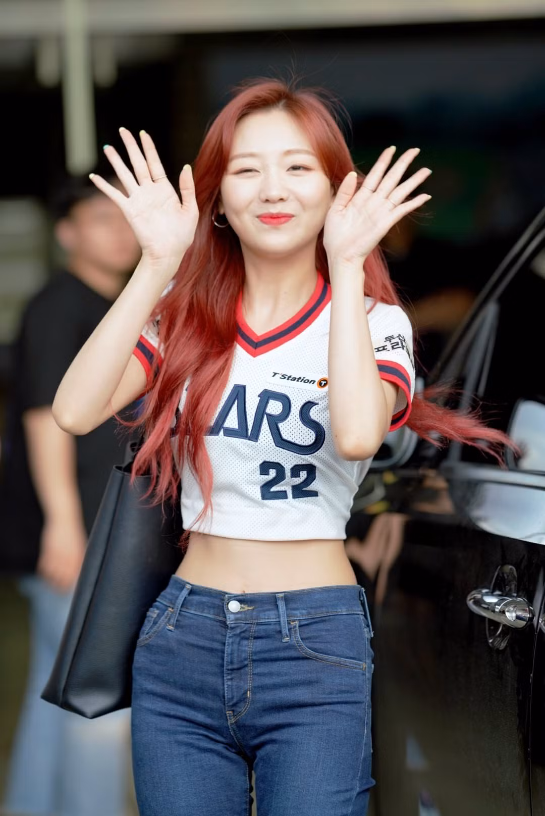 Trang phục yêu thích của Soojung (Lovelyz) chính là áo crop top để khoe khéo vòng hai thon thả của mình. Đã từng có một fancam của Soojung lan truyền trên internet chỉ vì vòng eo nhỏ đến không tưởng của cô nàng.