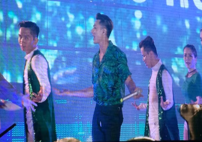 Đối mặt với sự cố bất ngờ khi đi diễn, cách sao Việt ứng biến cũng “rất gì và này nọ” ảnh 1