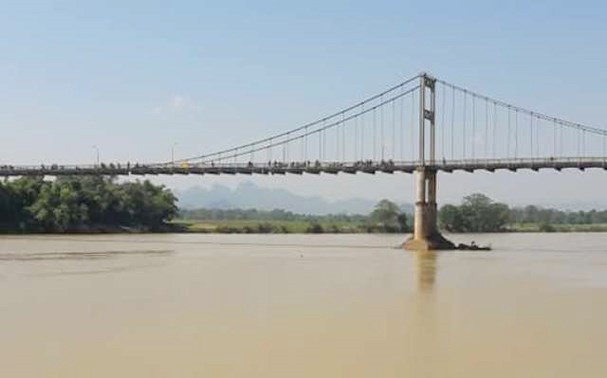 Cầu treo nơi Ngọc nhảy xuống sông Lam tự tử. (Ảnh: Tân Kỳ)