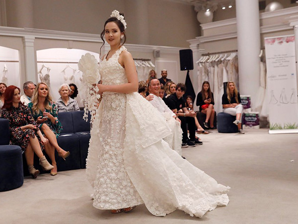 Buổi trình diễn thời trang đặc biệt tại cửa hàng áo cưới Kleinfeld Bridal.