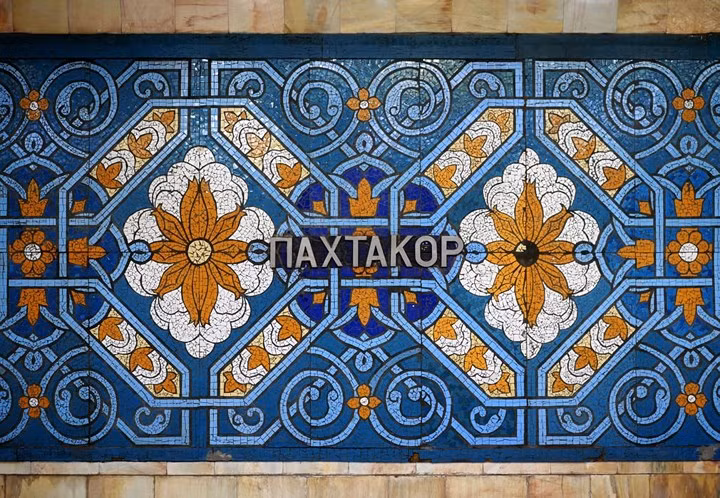 Họa tiết hoa bông trên tường ở ga Pakhtakor. Uzbekistan là một trong những nước sản xuất bông hàng đầu tế giới.