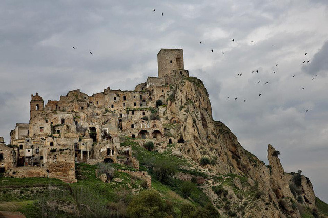 Thị trấn thời trung cổ của Craco đã không còn một ai kể từ cuối thế kỷ 20 do những trận sạt lở đất.